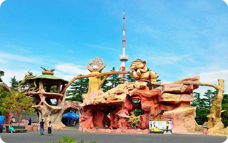 نمایی از پارک متاتسمیندا، یکی از محبوب‌ترین جاذبه‌های تفلیس