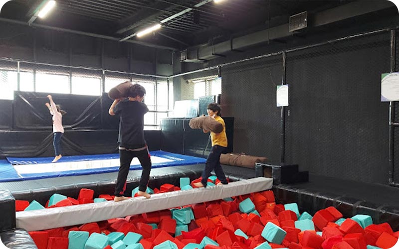 نمای داخلی و تجهیزات تفریحی هلیوم پارک مشهد در قاب تصویر