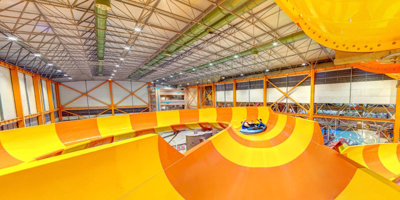 سرسره موج های آبی