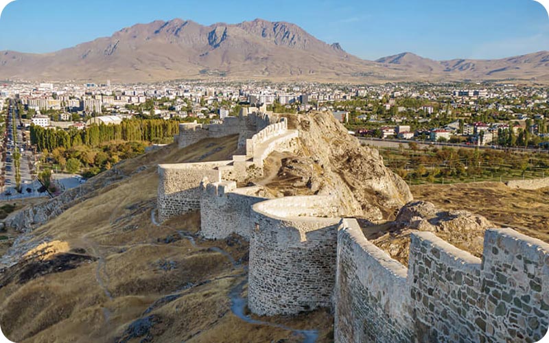 قلعه وان: نگینی در دل دریاچه وان