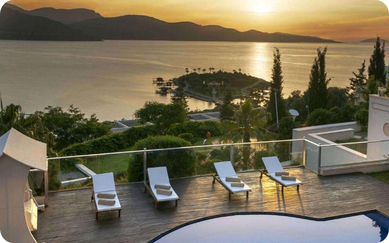 آفتاب گیری کنار ساحل هتل ریکسوس بدروم