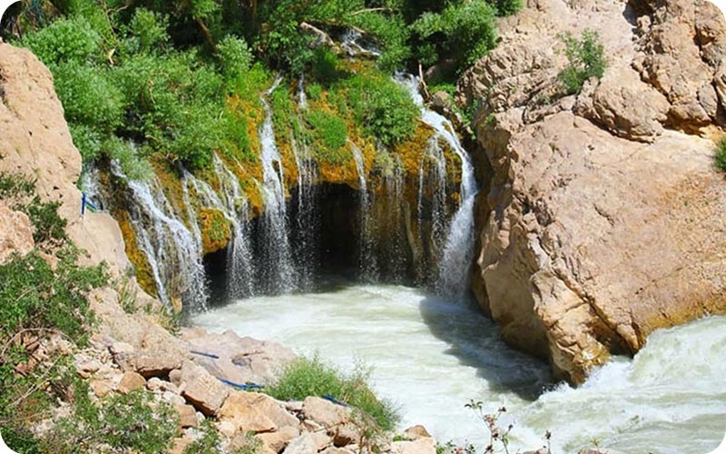 آبشار سمیرم: شکوه طبیعت در قلب زاگرس