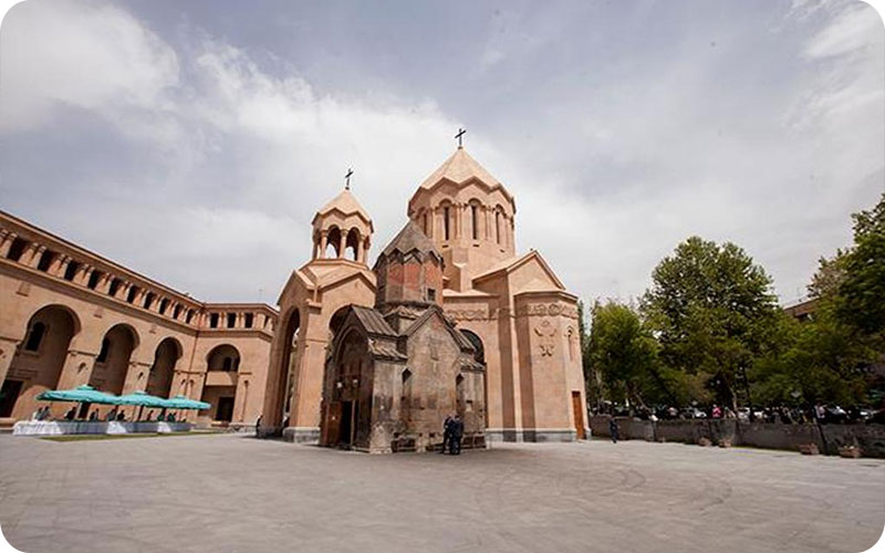 کلیسای کاتولیک ایروان: نگینی در قلب شهر
