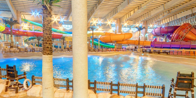 استخر موج های آبی