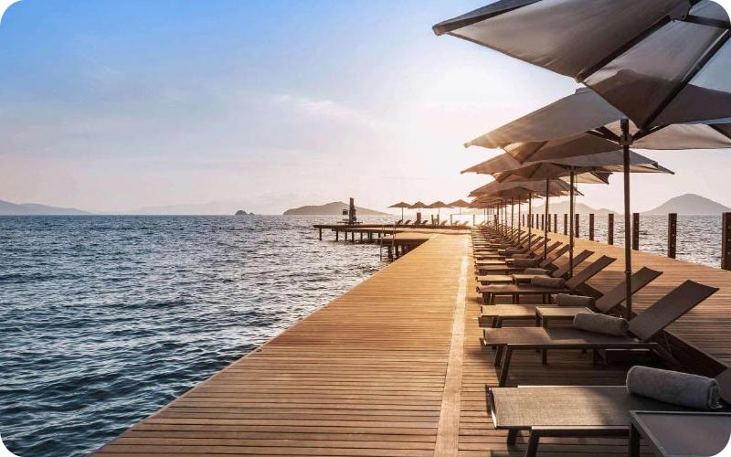 تختخواب آفتاب در فضای باز هتل