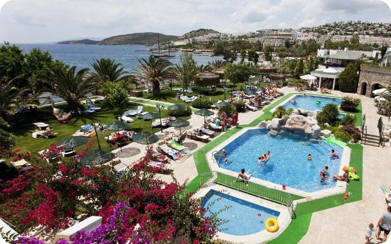 استخر روباز هتل رویال آسارلیک بیچ