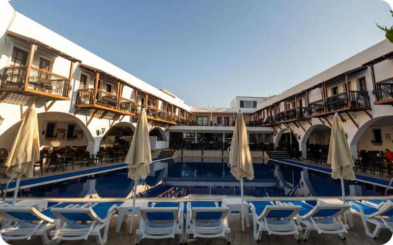 استخر روباز هتل کاستا بیتزهان