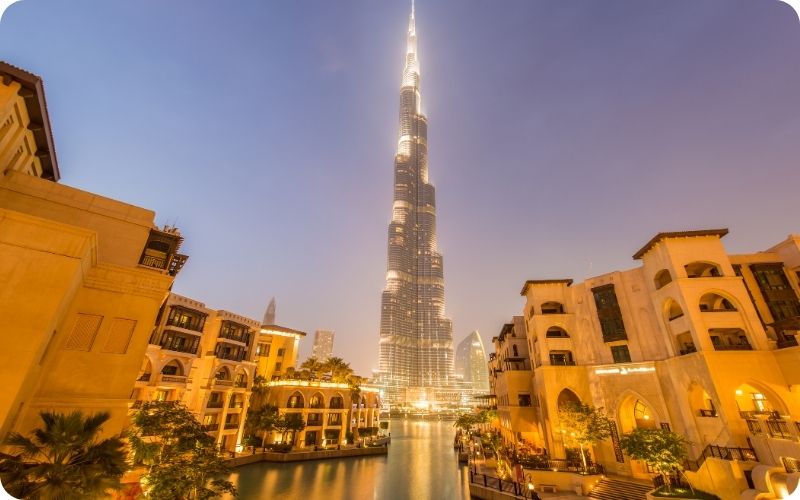 نمای شهر همراه با برج خلیفه