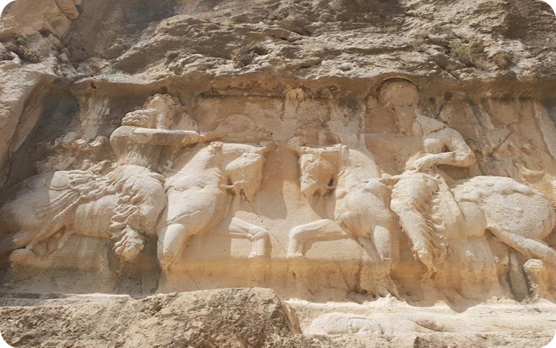 نقش‌های تاریخی در دیواره‌های غار شاپو