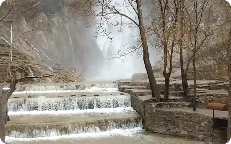 سفری به آبشار سمیرم: جایی که آب از دل کوه میجوشد